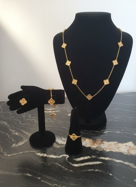 collier long, bracelet, bague et boucles